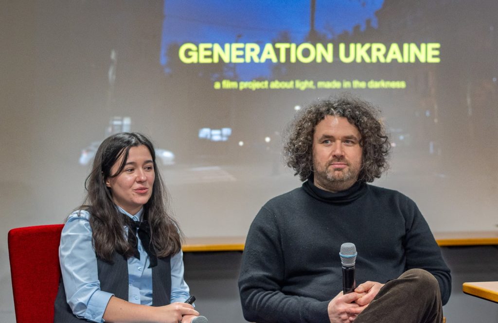 Über Licht in Zeiten der Dunkelheit: Katia Henrikh (Generation Europe/IBB e.V.) und Roman Blazhan (Minimal Movie) präsentieren Arbeitsmaterial zum Filmprojekt „Generation Ukraine“.
