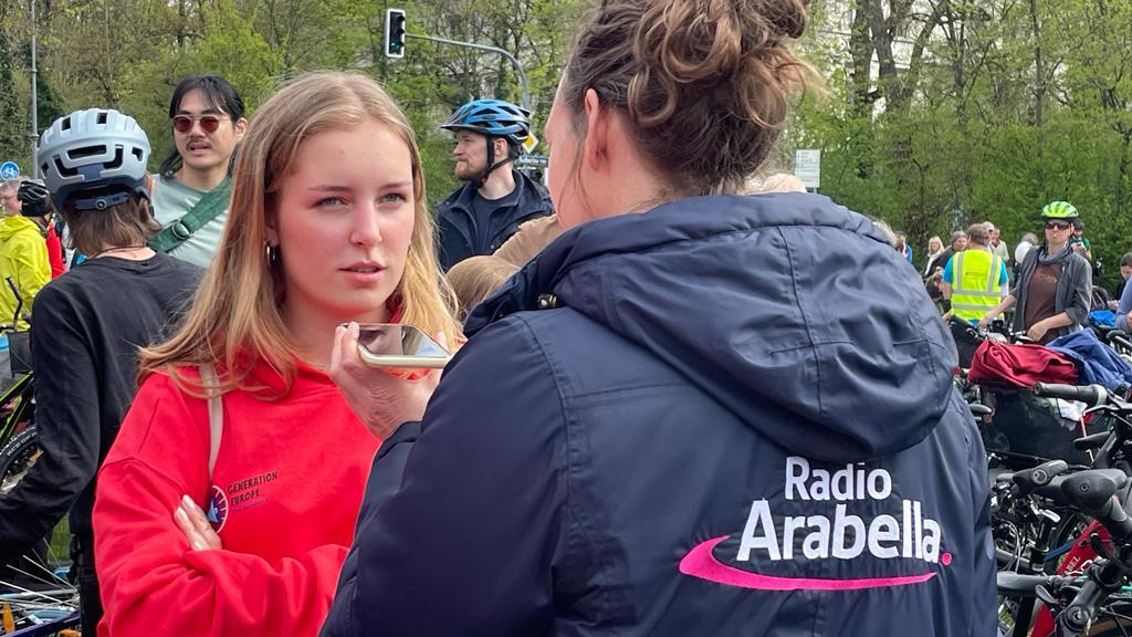 Ein Mitglied der Lokalgruppe gibt dem Radisender Radio Arabella ein Interview.